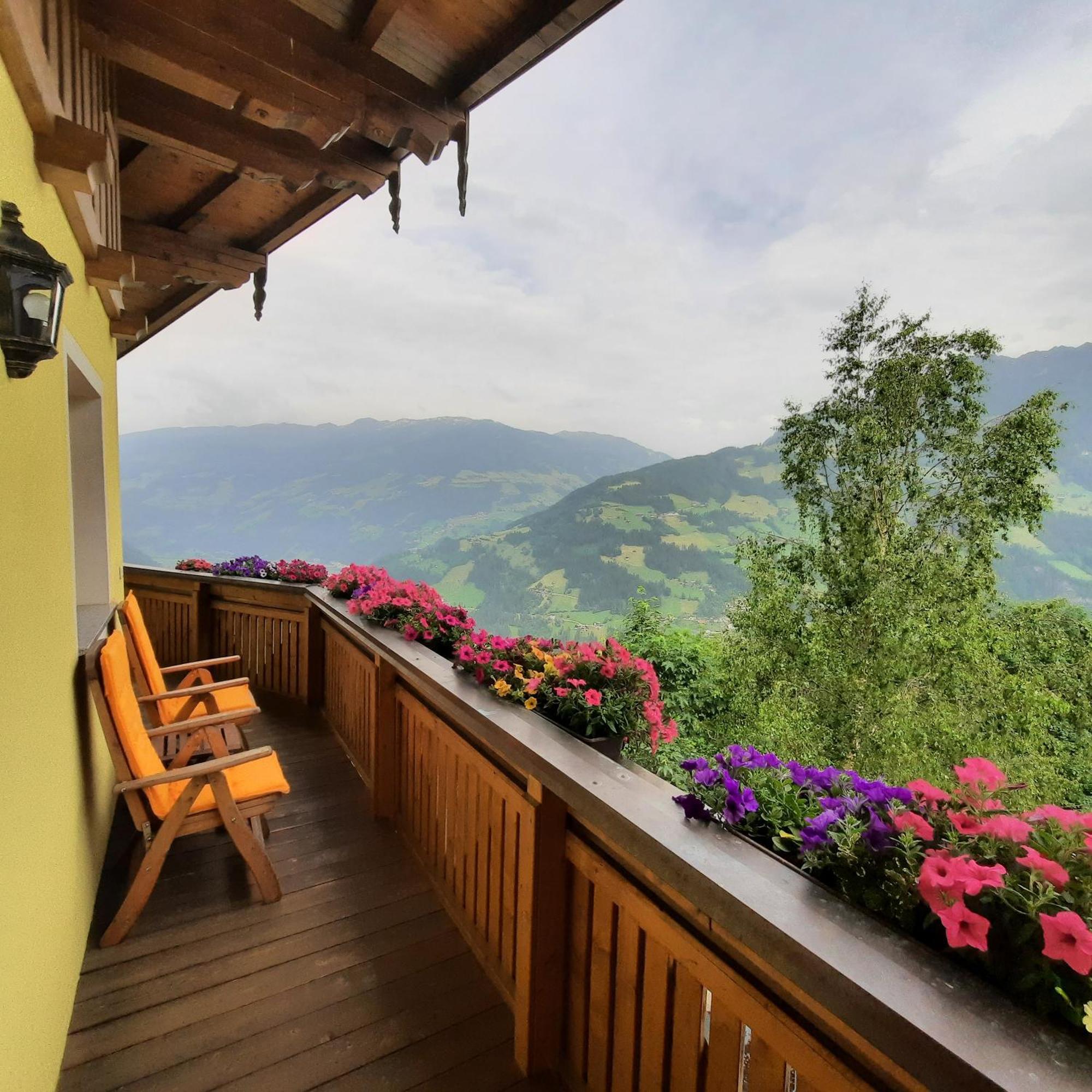 Landhaus Katharina Bis 12 Personen Mit Saunachalet Und Blick Auf Die Bergwelt Des Zillertals Hippach Exterior foto